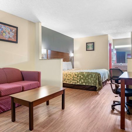 Econo Lodge Inn & Suites Forest Exterior photo